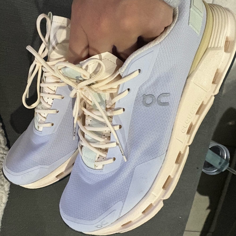 On cloud cloud nova form 9.5 sneakers worn once